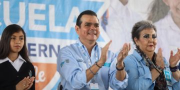 Adelanta gobierno  neolaredense  pago de becas escolares