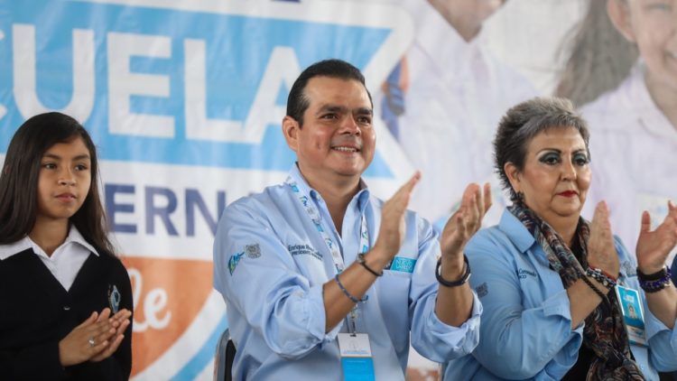 Adelanta gobierno neolaredense pago de becas escolares