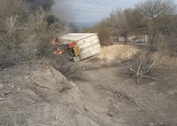 Chofer muere calcinado al volcar trailer en carretera Victoria-Tula