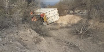 Chofer muere calcinado al volcar trailer en carretera Victoria-Tula