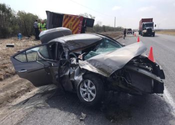 Choque con volcadura deja tres personas lesionadas