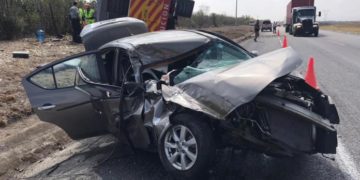 Choque con volcadura deja tres personas lesionadas