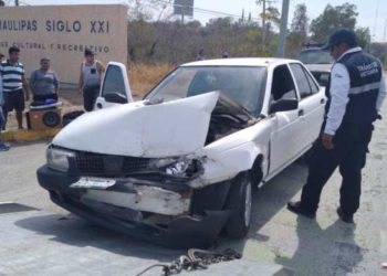 Destroza chofer auto al estrellarlo atrás de camioneta