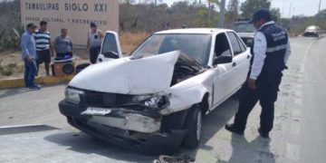 Destroza chofer auto al estrellarlo atrás de camioneta