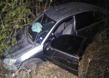 Auto cae a barranco en vieja carretera Victoria-Tula