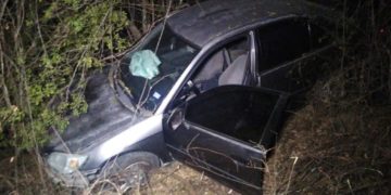 Auto cae a barranco en vieja carretera Victoria-Tula