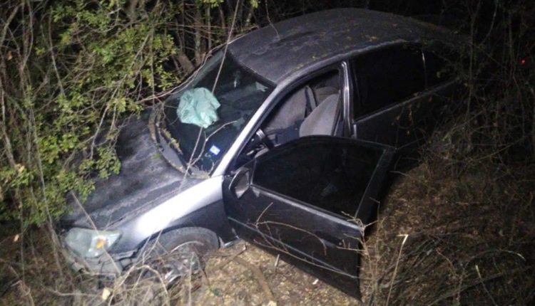 Auto cae a barranco en vieja carretera Victoria-Tula
