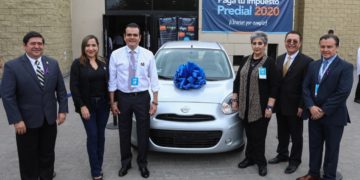 Gana otra mujer auto de segunda rifa del Impuesto Predial