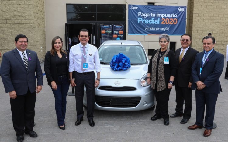 Gana otra mujer auto de segunda rifa del Impuesto Predial