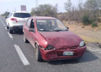 Empleado causa choque carretero y se lesiona