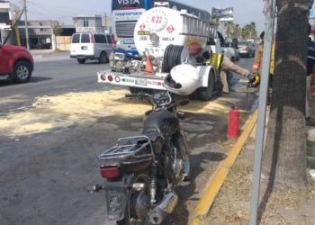 Motociclista se estrella con pipa de gas