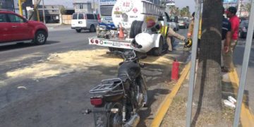 Motociclista se estrella con pipa de gas
