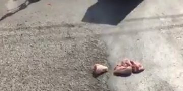 Repartidor se lesiona al chocar moto con auto