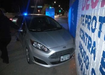 Ebrio se duerme y choca auto en barda