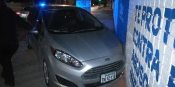 Ebrio se duerme y choca auto en barda