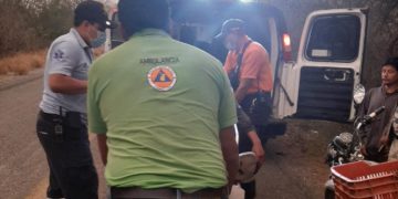 Coyote ocasiona que empleado caiga de motocicleta