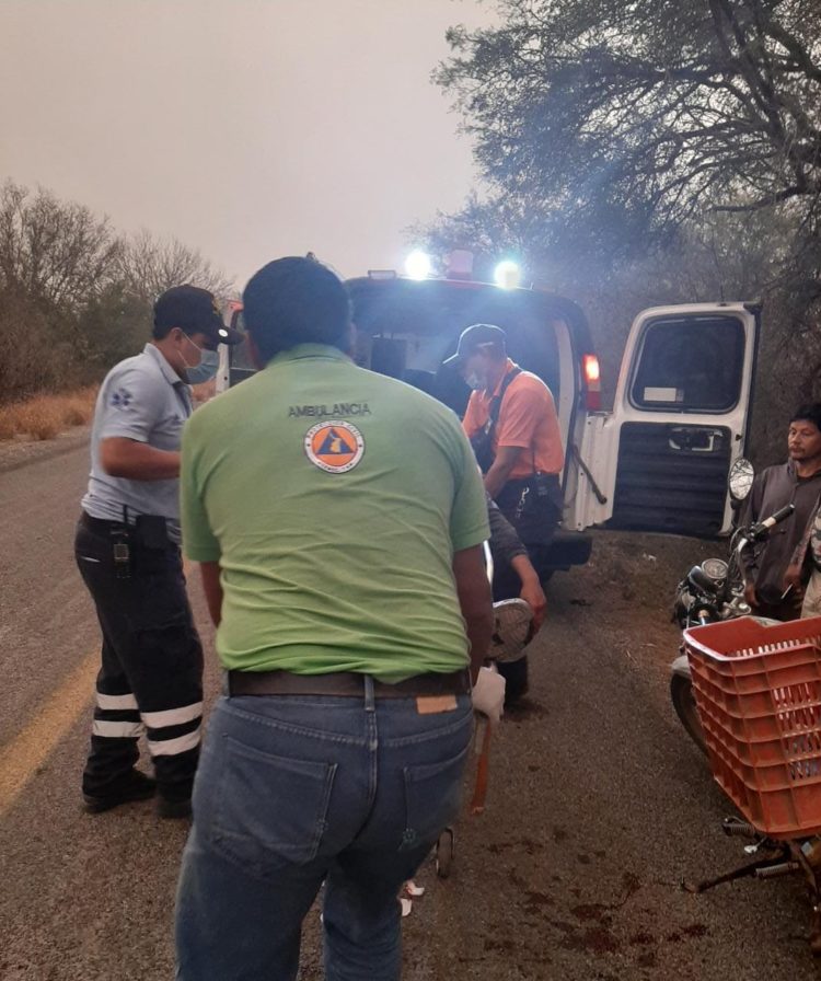Coyote ocasiona que empleado caiga de motocicleta