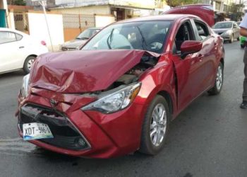 Tres lesionados deja carambola vehicular