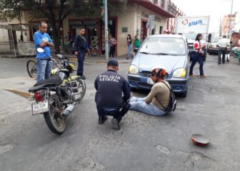 Motociclista se lesiona en choque en centro de la ciudad