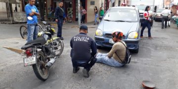Motociclista se lesiona en choque en centro de la ciudad