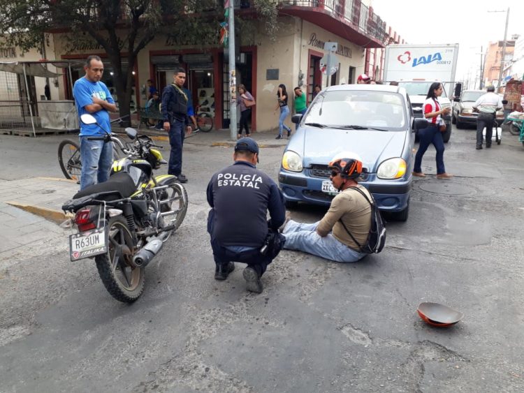 Motociclista se lesiona en choque en centro de la ciudad