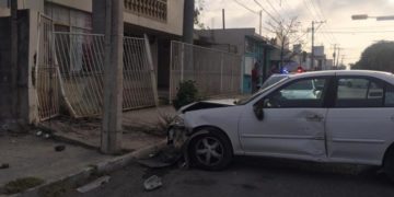 Auto se estrella con portón de casa y con poste
