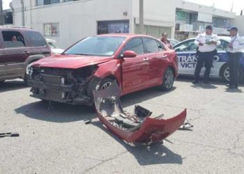 Se lesiona empleado al chocar su moto con auto