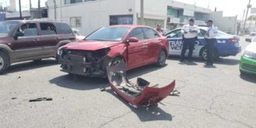 Se lesiona empleado al chocar su moto con auto