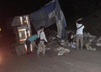 Vuelca tráiler cargado con fertilizantes