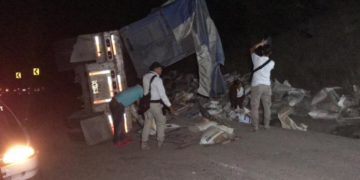 Vuelca tráiler cargado con fertilizantes