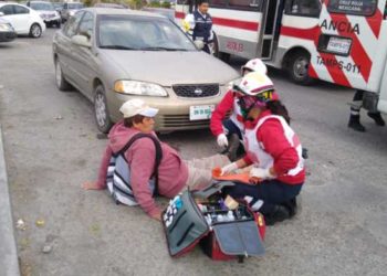 Embiste auto a ciclista en bulevar López Portillo