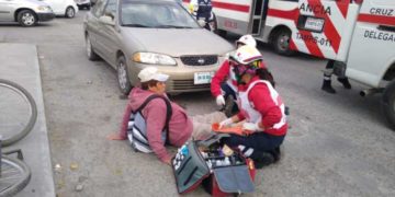 Embiste auto a ciclista en bulevar López Portillo