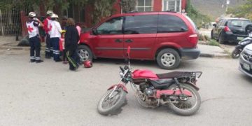 Se lesiona familia al chocar moto que tripulaban