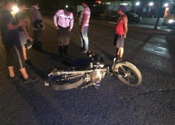 Motociclista herido al estrellarse contra un auto
