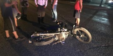 Motociclista herido al estrellarse contra un auto