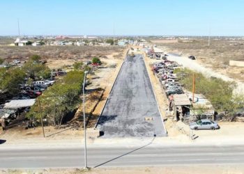 Pavimentan calle en Colonia Guerreros del Sol en N. Laredo