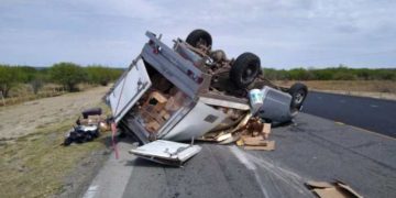 Vuelca camioneta de mariscos en ruta Victoria-Tampico
