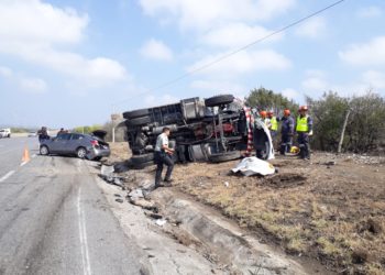 Versa a exceso de velocidad provoca volcadura de camión al impactar neumáticos