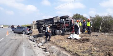 Versa a exceso de velocidad provoca volcadura de camión al impactar neumáticos