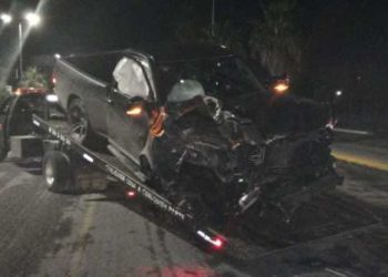 Chofer destroza camioneta al estrellarla con semáforo