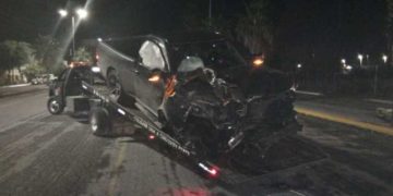 Chofer destroza camioneta al estrellarla con semáforo