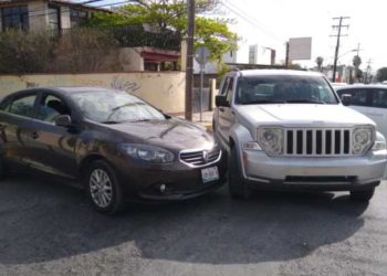 Distraído conductor ocasiona aparatoso choque