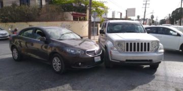 Distraído conductor ocasiona aparatoso choque