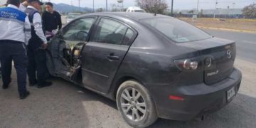 Estudiante estrella auto en poste