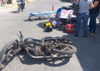 Motociclista choca y es hospitalizado