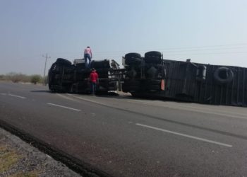 Volcadura de trailer deja un lesionado en la carretera González-Zaragoza