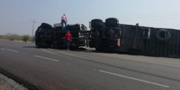 Volcadura de trailer deja un lesionado en la carretera González-Zaragoza