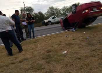 Se lesiona matrimonio en volcadura de auto