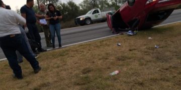Se lesiona matrimonio en volcadura de auto