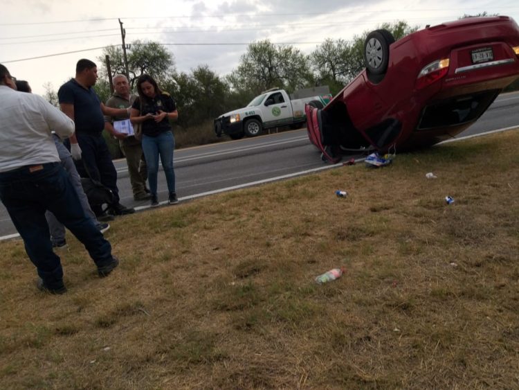 Se lesiona matrimonio en volcadura de auto